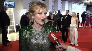 Aňa Geislerová na zahájení MFF KV: Cinkající šaty! | Blesk TV