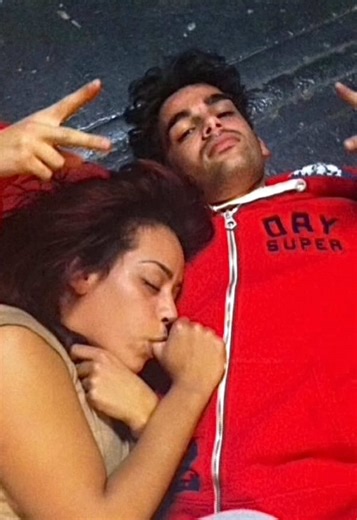 C’est étrange comme j’ai le cœur gros…. je ressens la même nostalgie, la même mélancolie d’il y a 14 ans, quand après 3 mois de cette folle aventure, nous avions fermé le studio de l’Olivier en larmes avec Christophe. Cette semaine, je me suis souvenu de tout… celle que j’étais en entrant pour la première fois dans cette salle de danse, ma rencontre avec Cricri comme une évidence, nos fous rires, nos colères, mes doutes et mes insécurités et puis après… cette transformation extérieure et intérie