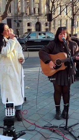 Baby, you're all that I want when you're lying here in my arms #streetperformer #leire #busking #lon