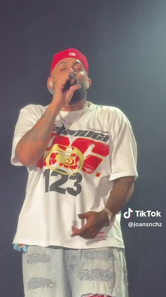 @Eladio Carrión performing “MAMI RMX” at COCA COLA ROXY #Viral #fyp #eladiocarrion