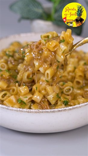 Sopa de res cremosa sin usar crema 🤯🍲 Ingredientes: • 800 g de falda de res 🥩 • 1 cebolla rallada 🧅 • 2 dientes de ajo 🧄 • Sal 🧂 • Pimienta negra • Lemon pepper • Pimentón • 100 ml de salsa de soya 🥢 • 1 papa 🥔 • 1 zanahoria 🥕 • 1 litro de agua 💧 • 500 ml de agua (para licuar) • 250 g de pasta 🍝 • 200 ml de agua (ajustar) • Hierbas frescas 🌿 Preparación: Mira el video 📷 | Receta es-fácil