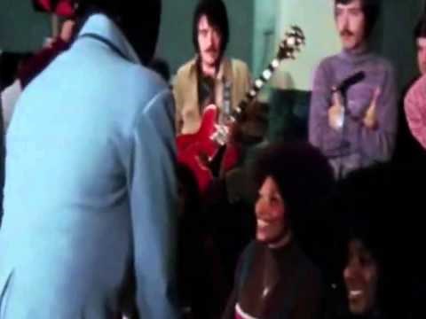 ELVIS KISSES HIS BLACK BACKING SINGERS
