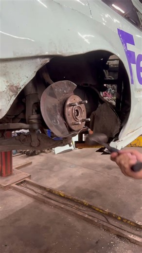 Pulling the b swap out of the trunk of the 95 Honda Civic HB. My midengine stance car #eghatch