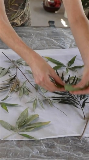 It can take me hours to lay leaves on the fabric. As long as my fabric stay wet everything is ok. #ecoprint #ecoprinting #ecoprints #botanicalprint #botanicalprinting #iritdulman #iritdulmantechnique #iritdulmanonline | Irit Dulman