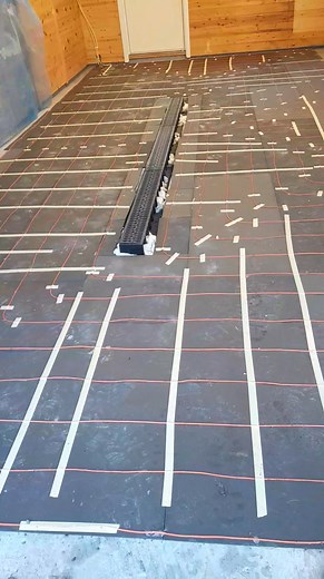 Klar til påstøp i en garasje i vadsø Her har jeg sagd ut gulv og montert slukrenne. Lagt og limt Xps underlags plater . Kunde som er elektriker har selv lagt varme kabler. Jeg har sagd vekk asfalt utenfor for og støpe en fin kant ut.. så nå skal det bli ett rett og fint gulv her med fall til de rette plasser😊 God Helg alle sammen 😊 | Johnsen Betong & Anlegg