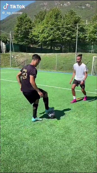 Se non sai come fermarlo, ecco come fare🤣 @omaraamoum_ #tiktokitaliasport#tiktokitaliatalents#1vs1#1v1#dribbling#skills#433#calcio#funny