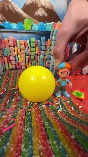 Saltando y jugando con muchas pelotas con Blippi #BlippiEspañol #Pelotas