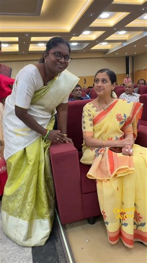 #KadhalKottai Fame #Devayani Taking Selfies with Fans ❤️ #TamilActress #CelebrityLife #ViralVideo