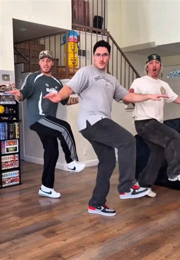 Cómo crear este video de baile IA tan viral? En realidad, es súper sencillo. Solo necesitas una foto y es completamente gratuito. Hoy te lo enseñaré paso a paso, de la mano. How to create this trending AI dance video? It's actually super easy. All you need is one photo, and it's completely free. Today, I'll teach you step by step. AI dance video AI dance effect AI photo filter How to make AI dance video AI dance tutorial for beginners AI dance software free AI dance generation prompt AI dance fr