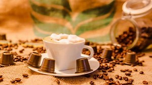 Ils ont 17 ans et commercialisent la capsule de café biodégradable - RTBF Actus