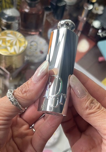 💋SWATCH: @diorbeauty Addict Glass lipstick in Gem Dior 184💋 i absolutely do not need any more lipsticks 😂🛍️, but this one just called to me - and I’m glad I answered! SHADE 💋gem Dior has a transparent base with a white-ish sparkle that is hard to see on my arm but is visible on my lips! It is more of a sparkle than big chunky glitter - and it makes your lips look fuller and super shiny FORMULA 💋 If the YSL candy glaze and Fenty Gloss Bomb Sticks had a luxurious baby, it would be this. It f