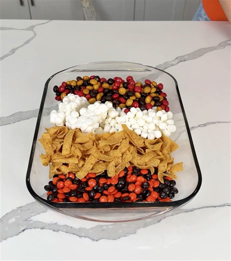 everyone loves this easy treat 😋 easy snack mix, perfect for parties or game day! #fblifestyle #snack #easyrecipe | Kristin's Friends