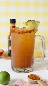 ¡Refrescante, picosita y tropical! 🍍🌶️🍺 Nuestra michelada de piña combina cerveza fría, jugo de piña y el toque único de Salsa AMOR® Limón para un trago que despierta todos tus sentidos 😋💖 INGREDIENTES: 1 cerveza clara bien fría ½ taza de jugo de piña natural ¼ taza de jugo de limón 2 cdas de Salsa AMOR® Chile en polvo para escarchar Rodajas de limón y piña para decorar Hielo al gusto PROCEDIMIENTO: Escarcha un tarro o vaso grande con chamoy y chile en polvo. Agrega hielo hasta la mitad del