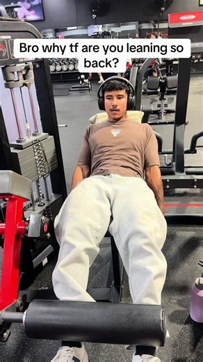 Why I lean back on leg extensions :👇 1️⃣ More stretch on the Rectus Femoris Leaning back increases hip extension, giving deeper stretch to the top quad. 2️⃣ Full range of motion Better alignment = smoother reps and stronger peak contraction. 3️⃣ Maximum quad isolation Less hip involvement, more tension directly on the quads. Train with intent. Not ego. Comment INTENSITY 🔥 DM INTENSITY to start your 1:1 coaching. #legs #training #tomplatz #bodybuilding #explore