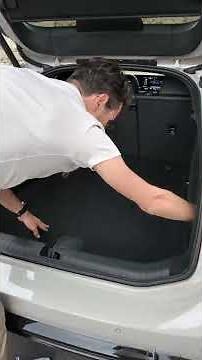 💡Frunk opened with a swiping gesture in the Audi A6 e-tron!