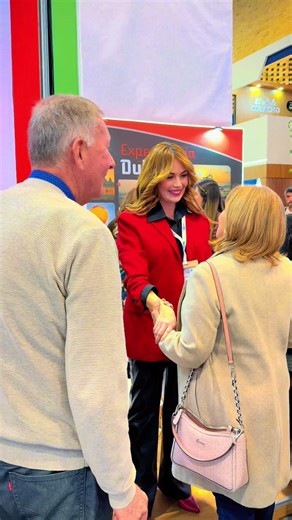 👩🏼🫶🏽Entregar volantes, tomarme fotos con ustedes, hablar de mi empresa, estar con mis asesores, hacer networking, crear contenido, presentar el programa, socializar, hacer en vivos… esto no es trabajo para mí, es pasión. Hoy estuve en ANATO con mi empresa #emiexperience y confirmé algo: cuando uno ama lo que hace, se nota. Gracias a cada persona que se acercó, que preguntó, que creyó, que apoyó. Gracias por permitirme mostrarles todo lo que estamos construyendo. Seguimos creciendo. Seguimos 