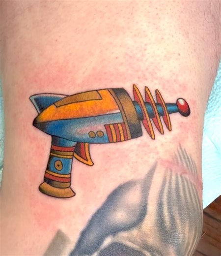 Darren Brass on Instagram: "Fun lil’ vintage laser for Dave @brasscitytattoo …👊🏼💯THANKS bro … #traditionaltattoos #tattoo #colortattoo #laser"