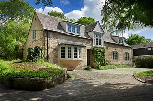 R9 in Painswick looks fantastic against this beautiful Cotswold Stone coach house. Finished with Georgian Bar details to really bring out the character, absolutely stunning! | Residence Collection