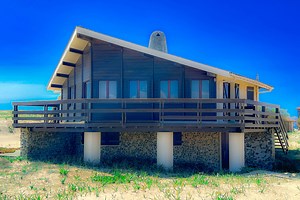 Cette maison d'architecte des années 1970, avec accès direct à la plage, est à vendre : l'agente immobilière reçoit peu d'appels
