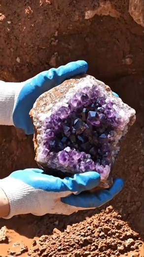 We Broke This Rock Open… And Found Beautiful Crystals Inside! 😱💎 #satisfying #experiment