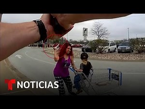 Una mujer intenta secuestrar a un niño y lo apuñala frente a la policía | Noticias Telemundo
