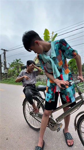 Chị gái khó tính giúp đỡ mọi người - Difficult sister helps everyone #nangkhieutv #funny #comedy