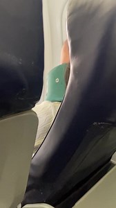 Dormir en avion, sans douleur ni fatigue ? Le Petit Dormeur est là ! Conçu pour la nuque, il s'emporte facilement. Voyagez confortablement et détendez-vous ✨ | Le Petit Dormeur