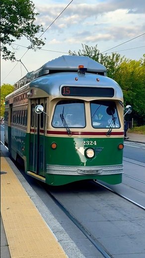 Septa PCC Trolley travels the streets of Philadelphia. 🚋: St. Louis Car Company | 1947