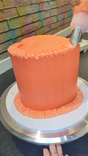 Vintage piping tutorial. #cake #cakedecorating #buttercream #vintage #vintagepiping#tutorial #shorts