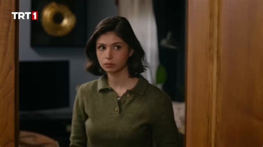 Serseri iso olsaydı bu sahnede normalde "hayirdur sen de benimle geleceksun" derdi. Ama tripli iso olduğu için "çekil de geçeyim" diye işaret etti. İlkini söylemesini tercih edip fadime'nin suratını görmek isterdim. Paralelini isterim 🫶