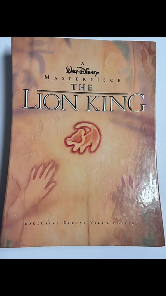 ✨ Un verdadero tesoro para coleccionistas ✨ Edición Masterpiece de The Lion King 🦁 Incluye su certificado original 📜 — una pieza completa que ya es difícil de encontrar así. Perfecta para fans de Disney, vintage lovers y quienes saben reconocer joyitas únicas 💫 Disponible ahora en ecotreaz360 ♻️ #VintageFinds #DisneyCollectors #ResellerLife #ThriftFlip #EcoTreaz360