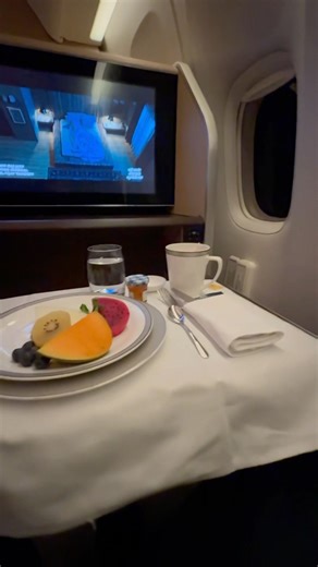 Singapore Airlines First Class | Dinner at 35,000 Feet
