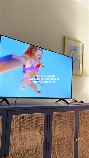 Being an influencer friend group who go on beach trips is our DREAM @Greta Wilson @nataliezacek @rachelmuse @han 🍌🌸🫧