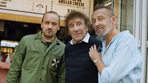 Alain Souchon de retour avec un nouvel album : il revisite ses plus grands succès avec ses deux fils - RTBF Actus
