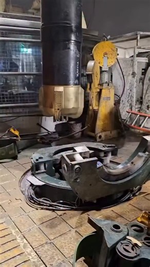 OILGAS.ID | ONLINE Training Oil & Gas on Instagram: "🔩 Casing While Drilling (CWD) Casing While Drilling (CWD) adalah metode pengeboran di mana pipa casing langsung digunakan sebagai rangkaian bor selama proses pengeboran berlangsung. Berbeda dengan metode konvensional yang memasang casing setelah pengeboran selesai, pada CWD pengeboran dan pemasangan casing dilakukan secara bersamaan. Dalam sistem ini, mata bor (drill bit) dipasang di ujung casing dan casing tersebut diputar atau didorong ke d