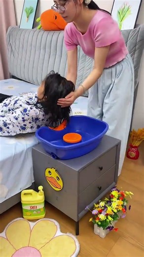 A basin for washing hair of elderly, pregnant women, children, and bedridden patients is very