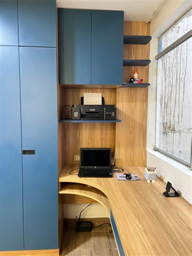 ✨ Transformamos tu espacio con este escritorio en L con corte curvo, cajonera integrada, torre de cajones, repisas altas y soporte para impresora. Diseño funcional organización total = un lugar donde tu trabajo fluye. Somos especialistas en mobiliario a medida. 📩 Escríbenos y convierte tu espacio en eficiencia y estilo. | DM diseños mobiliarios