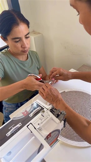 🧶✨ Aprende el arte de la Cestería Nórdica con cuerdas de algodón y crea piezas únicas con tus propias manos. Clases personalizadas, paso a paso y a tu ritmo. 🤍 🌿 Ideal para despertar tu creatividad y aprender algo nuevo. 📩 Inscríbete hoy y reserva tu clase personalizada. ¡Cupos limitados! #Manualidades #cesterianórdica ##cuerdasdealgodon #cuerdayestilo