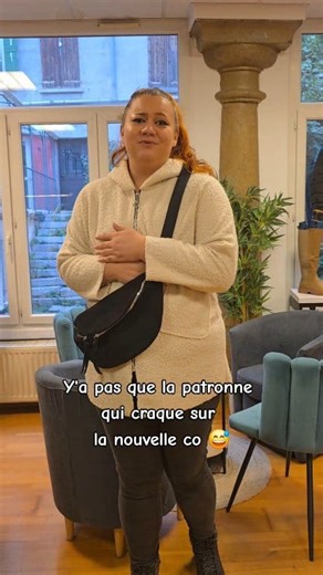 Quand on est aux premières loges, autant en profiter avant que tout disparaisse au showroom ou en live... 😅 #vetementsfemmes #boutiquevetement #humour #miseenscene #flagrantdelit | Dress Code Gap