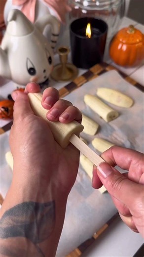 make these cute little ghost BOO-nana pops for an easy halloween treat! 👻🍌🍫 they’re perfect for