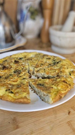 Authentic Italian stovetop potato and leek frittata with spinach — an easy one-pan egg dish perfect for breakfast, brunch, or a light dinner. Ingredients: • Potatoes • Leeks • Spinach • Eggs • Olive oil • Garlic • Salt • Black pepper • Parmesan cheese #ItalianFrittata #PotatoLeekFrittata #StovetopFrittata #ItalianBreakfast #EasyItalianRecipes | LorianaSheacooks LorianaSheacooks