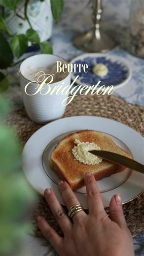 Tu veux rendre un brunch plus joli sans te compliquer la vie ✨ Je te montre Tu mets ton beurre mou dans un moule en silicone Tu le mets au frais 20 à 30 minutes Tu démoules Tu le laisses revenir légèrement à température Et c’est prêt. Sur une tartine chaude ça fond doucement et ça fait un petit effet bijou que j’adore pour les brunchs du week-end 🤍 Les moules sont dans ma boutique Amazon, lien dans la bio ✨ #astuce #astuces #recette #bridgerton #brunch