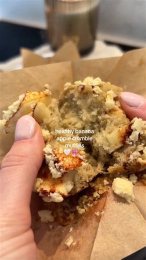 How to make healthy banana apple crumble muffins: Simple baking tips