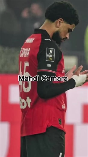 L'OM et l'AS Saint-Étienne sont la plus grande farce du foot français. Ils ont laissé filer un génie absolu sous leur nez. Aujourd'hui, c'est le Stade Rennais qui rigole et détient l'un des meilleurs milieux de Ligue 1. Un braquage monumental. Né à Martigues, à quelques kilomètres du Vélodrome, l'OM l'a totalement snobé. Il part se former à Saint-Étienne. Mais chez les Verts, la transition pro est un naufrage. Il ne confirme jamais vraiment son potentiel. Le monde du foot le pointe du doigt et l