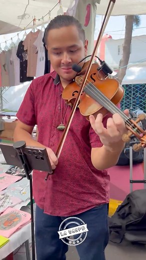 Caminar en el tianguis y escuchar esta chulada… 👏🏻 ¡Uff, rifado!🎶🎻 #LaSanFe 🔥 | San Felipe de Jesús