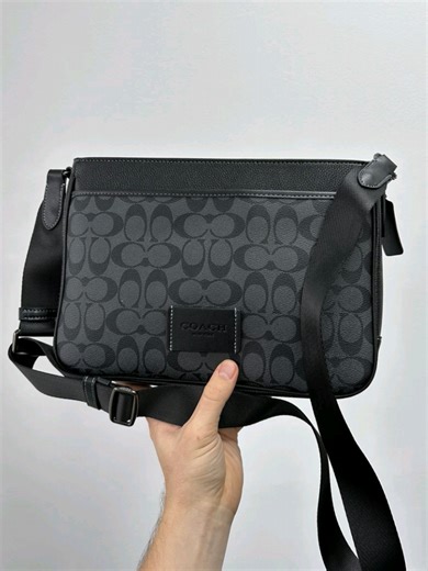 ✅ Знову в наявності Сумка Coach District Crossbody In Signature Canvas - Gunmetal/Charcoal/Black 💰 4500 грн ▫️Розмір: 31 х 22 х 6.5 см ▫️Сумка виконана з гладкої шкіри з фірмовою канвою. ‼️ Кого цікавить пишіть в особисті повідомлення ✍️ 77091 #сумка #сумкаукраїна #чоловічасумка #шкірянасумка #мужскаясумка