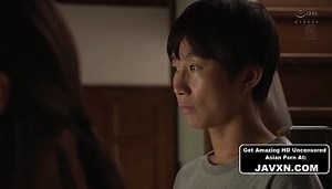 Asiaboy fickt mit seiner vollbusigen Stiefmutter