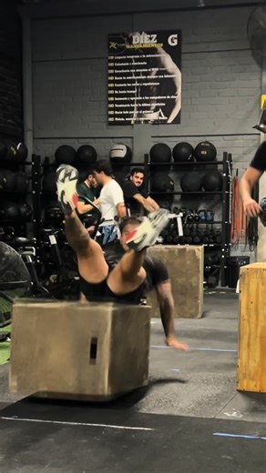 𝙳𝚒𝚗𝚘𝚛𝚎𝚡🦖 on Instagram: "Los kasimeritos un día cualquiera en el cross🤠 @josephailhaud @ese_mi_george #crossfit #fail #boxjump #training #humor #cross #wod #reel"