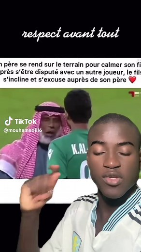 🌿 Leçon de vie Même quand on est en colère ou qu’on a tort, l’humilité est une force. Ce fils s’est disputé, mais face à son père, il a su baisser la tête et s’excuser. Ça montre que : \t•\t🔹 Le respect des parents est plus grand que l’orgueil. \t•\t🔹 Reconnaître ses erreurs ne diminue pas, ça élève. \t•\t🔹 Un vrai homme sait se contrôler et demander pardon. \t•\t🔹 Les parents sont là pour nous guider, pas pour nous humilier. Dans le football comme dans la vie, on peut tomber… Mais ce qui c