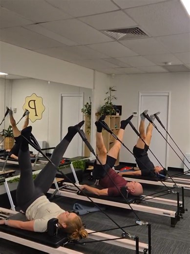 Short Spine Massage on the reformer ✨✨ Why it’s so good 👇 1️⃣ Improves spinal mobility – Gently moves the spine one vertebra at a time, helping it stay flexible and healthy. 2️⃣ Strengthens the core – Deep abs switch on to support the spine and control the movement. 3️⃣ Stretches the legs – Lengthens the hamstrings and glutes while keeping the movement supported. 4️⃣ Builds lower-body strength – Legs work against resistance, especially the inner thighs and hamstrings. 5️⃣ Increases hip mobility